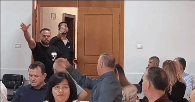 Vlorë, i riu futet në mbledhjen e Këshillit Bashkiak dhe ofendon anëtarët