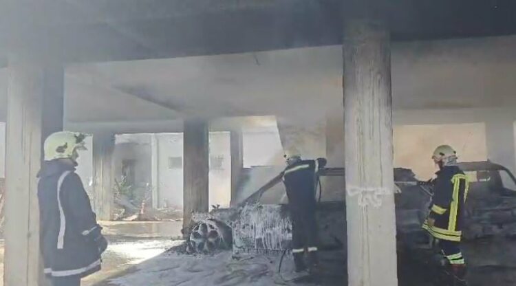 Durrës, digjen katër makina në një garazh