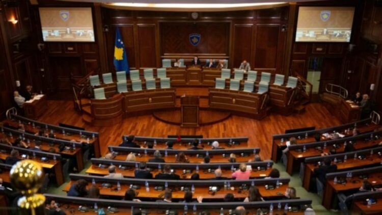 Kosovë/Kushtetuesja bllokon Kuvendin për të formuar qeverinë e re deri në 30 shtator