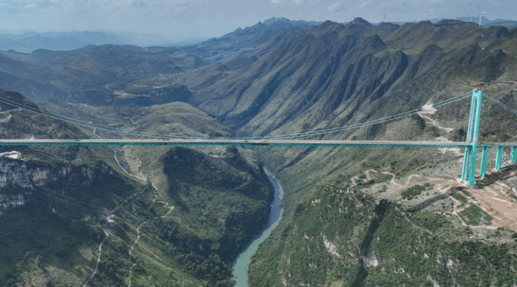 Video/ Kina përuron urën më të lartë në botë