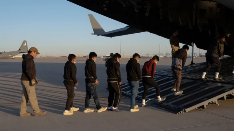 SHBA deportojnë 100 iranianë pas marrëveshjes me Teheranin