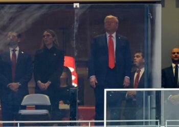 Pas një xhami mbrojtës, Trump shfaqet në ceremoninë e Charlie Kirk