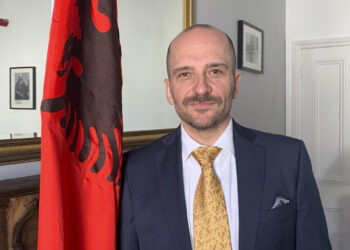 1 në 50 shqiptarë në burg, Ambasasori shqiptar takon dhe kundërshton Farage