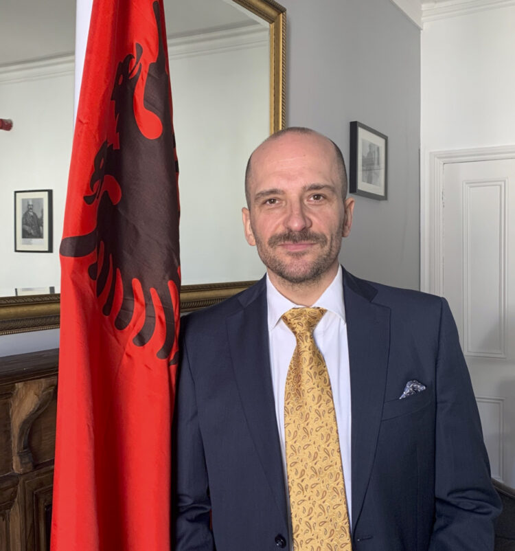 1 në 50 shqiptarë në burg, Ambasasori shqiptar takon dhe kundërshton Farage