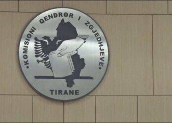 Zgjedhjet/PS, LZHK dhe “Shqipëria Bëhet” dorëzojnë kërkesën në KQZ për regjistrim