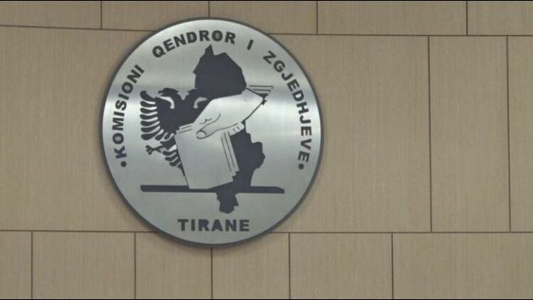 Zgjedhjet/PS, LZHK dhe “Shqipëria Bëhet” dorëzojnë kërkesën në KQZ për regjistrim