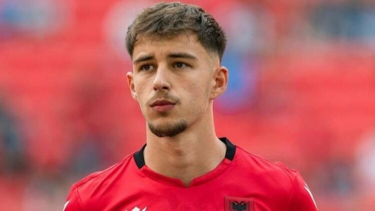 Zvicra me tre shqiptarë, Yakin grumbullon mbrojtësin që braktisi Shqipërinë