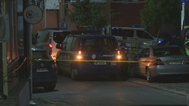 Pranga autorit të vrasjes në Babrru, shoku e qëlloi me thikë se i shau gruan