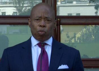 Kryebashkiaku i Nju Jorkut tregon arsyen pse ndodhet në Tiranë