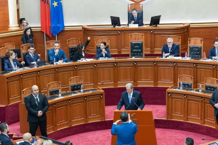 Mbyllet seanca në Kuvend, Bardhi-Peleshit: Nëse nuk e mban dot presionin