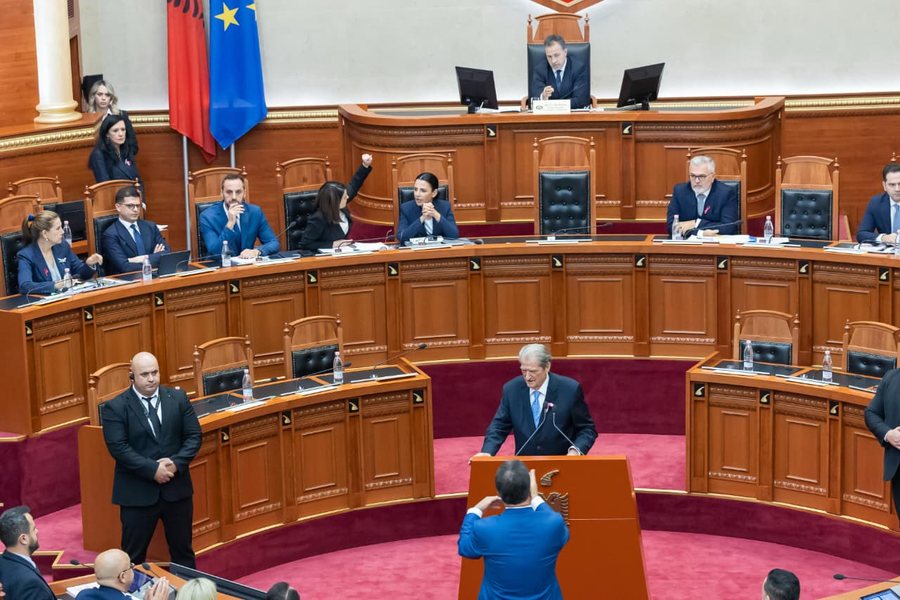 Mbyllet seanca në Kuvend  Bardhi Peleshit  Nëse nuk e mban dot presionin