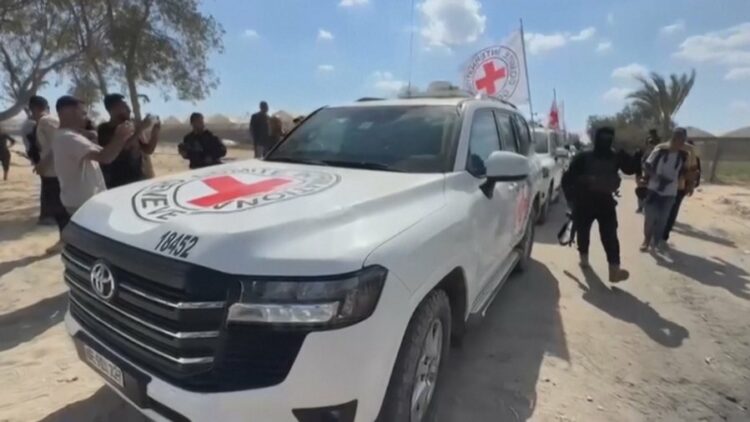 Hamasi i dorëzon të gjitha pengjet Izraelit