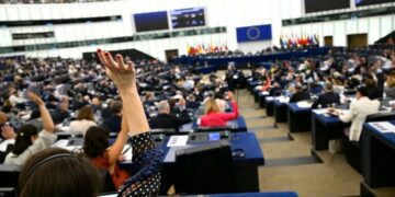 PE miraton rezolutë për polarizimin dhe rritjen e represionit në Serbi