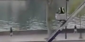 VIDEO/ Momenti kur hajdutët e Luvrit largohen me stolitë e grabitura