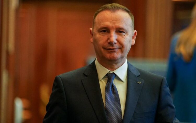 Deputeti i LDK në Kosovë godet me grusht një qytetar: Më provokoi