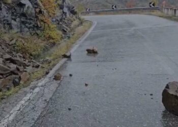 Moti i keq/ Probleme në Kukës, rënie gurësh dhe inerte në Rrugën e Kombit