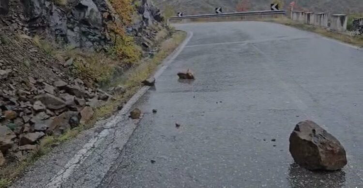 Moti i keq/ Probleme në Kukës, rënie gurësh dhe inerte në Rrugën e Kombit