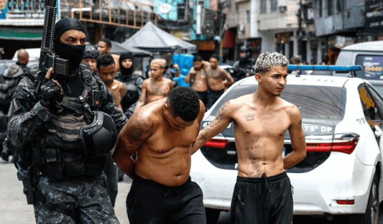 Mbi 2500 policë në aksion, 64 viktima nga operacioni kundër bandave në Brazil