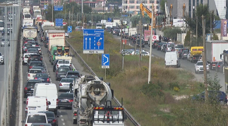 Mbyllja e autostradës Tiranë–Durrës, trafik i rënduar në Tiranë