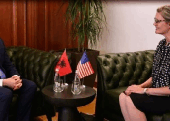 Begaj takon të Ngarkuarën me Punë të SHBA, Nancy VanHorn