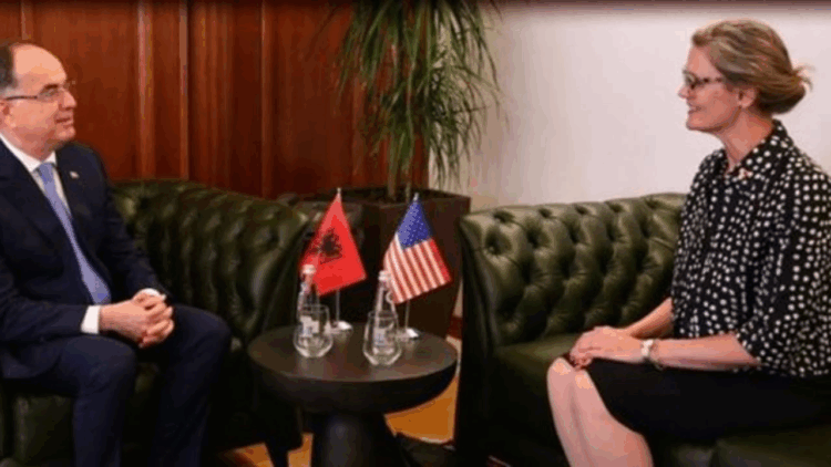 Begaj takon të Ngarkuarën me Punë të SHBA, Nancy VanHorn