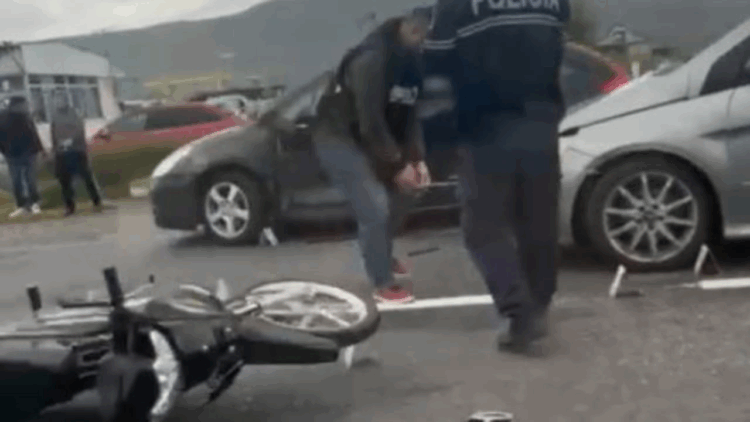 Aksident në rrugën Lezhë-Milot, përplasen dy automjete dhe një motor