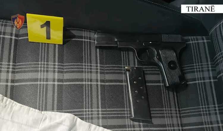 Qarkullonte me armë në makinë, arrestohet 38-vjeçari, e pësojnë dhe dy pasagjerët