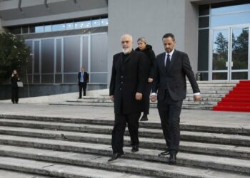 Familjarë, kolegë e politikanë bëjnë homazhe për gjykatësin e vrarë Astrit Kalaja