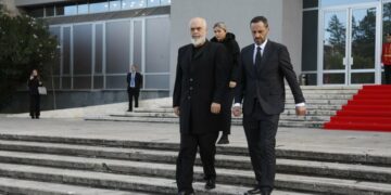 Familjarë, kolegë e politikanë bëjnë homazhe për gjykatësin e vrarë Astrit Kalaja