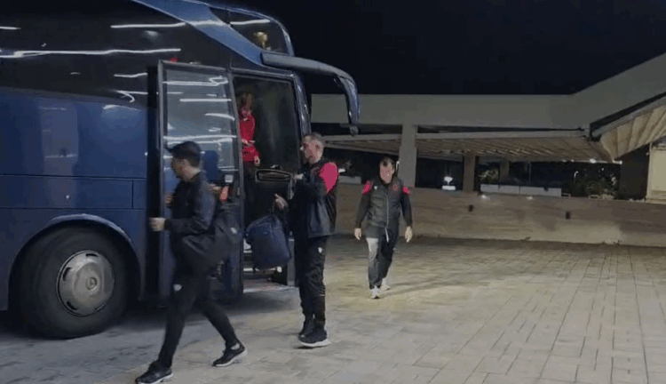 Nën masa të rrepta sigurie, Kombëtarja shqiptare arrin në hotel në Nish