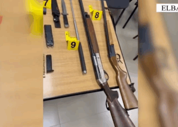 Armë pa leje, jelekë policie dhe radio, 14 të arrestuar në Elbasan