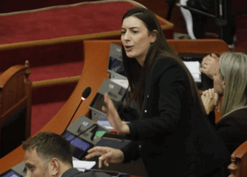 Zegjineja “qorton” deputetët e opozitës: Ua, ç’është kjo paçavure