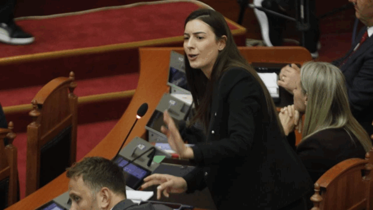 Zegjineja “qorton” deputetët e opozitës: Ua, ç’është kjo paçavure