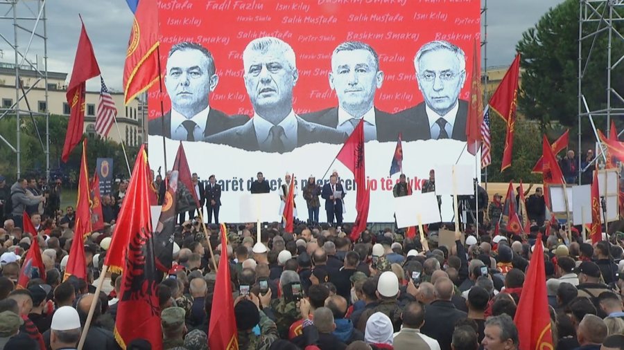 Mbyllet tubimi në Tiranë  mijëra shqiptarë në mbështetje të UÇK së