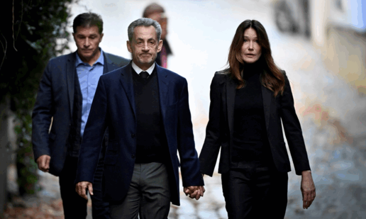 Dorë për dore me Carla Brunin dhe mes duartrokitjeve, Sarkozy niset drejt burgut
