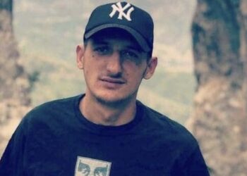 U vra pas sherrit për një kafe në lokal, del fotoja e të riut Aranit Kurti