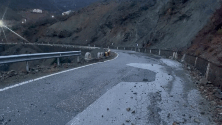 Moti i keq/ Rrëshqitje dherash dhe probleme me energjinë në qarkun e Kukësit