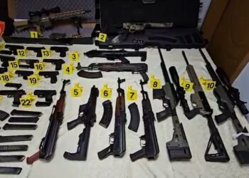 Zbulohet furgoni me armatim në qendër të Tiranës