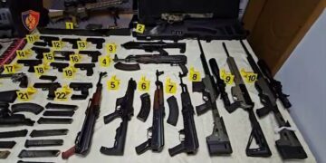 Zbulohet furgoni me armatim në qendër të Tiranës