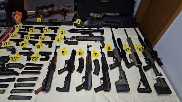 Zbulohet furgoni me armatim në qendër të Tiranës