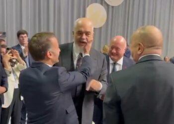 VIDEO/Rama tallet me Trump në samitin e Komuniteti Politik Evropian,Macron e “godet”