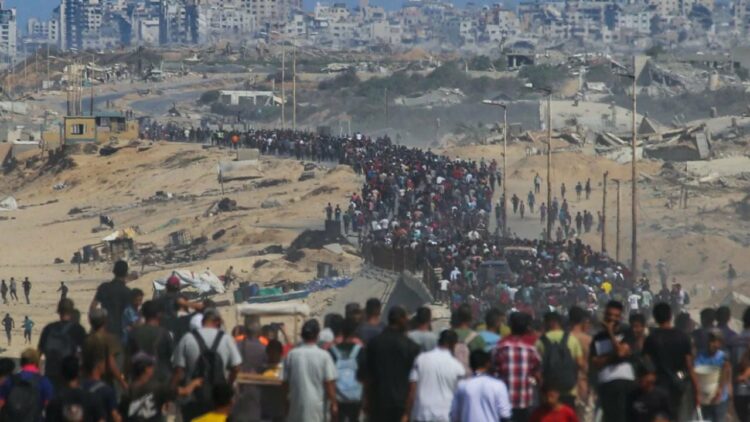 Pas tërheqjes së forcave izraelite,mijëra palestinezë fillojnë të rikthehen në Gaza