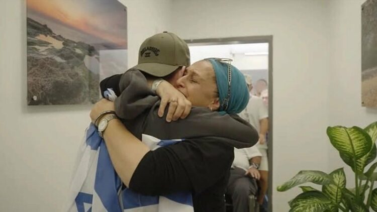 VIDEO/ Momentet kur pengjet izraelite u ribashkuan me familjet e tyre