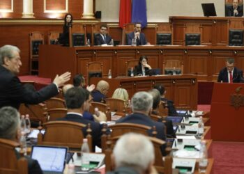 “Lexo pyetjen, pastaj përgjigju, hajde…”, Berisha përplaset me Dumanin në Kuvend