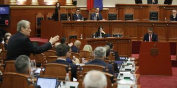 “Lexo pyetjen, pastaj përgjigju, hajde…”, Berisha përplaset me Dumanin në Kuvend