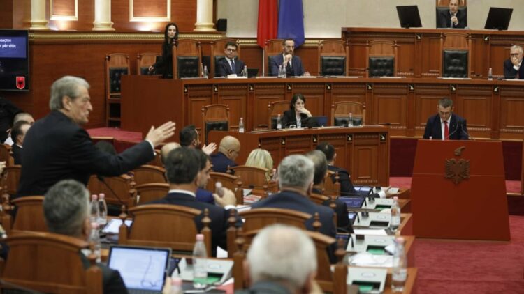 “Lexo pyetjen, pastaj përgjigju, hajde…”, Berisha përplaset me Dumanin në Kuvend