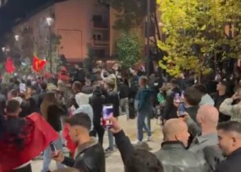 Festoi golin e Manajt ndaj Serbisë duke qëlluar me pistoletë, arrestohet