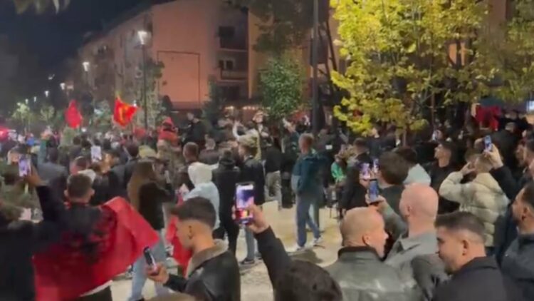 Festoi golin e Manajt ndaj Serbisë duke qëlluar me pistoletë, arrestohet