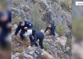 Humbën rrugën gjatë eksplorimit të zonës së Shebenikut, gjenden turistët