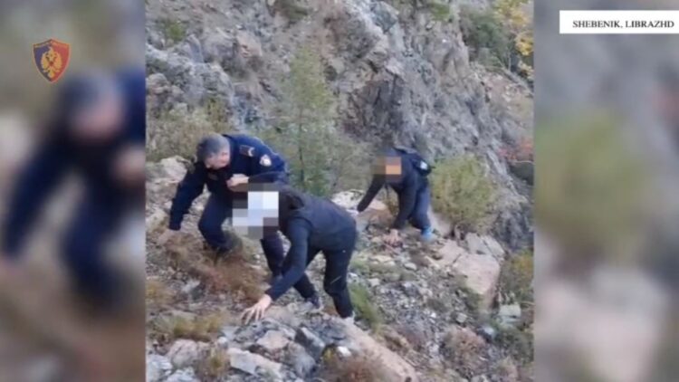 Humbën rrugën gjatë eksplorimit të zonës së Shebenikut, gjenden turistët